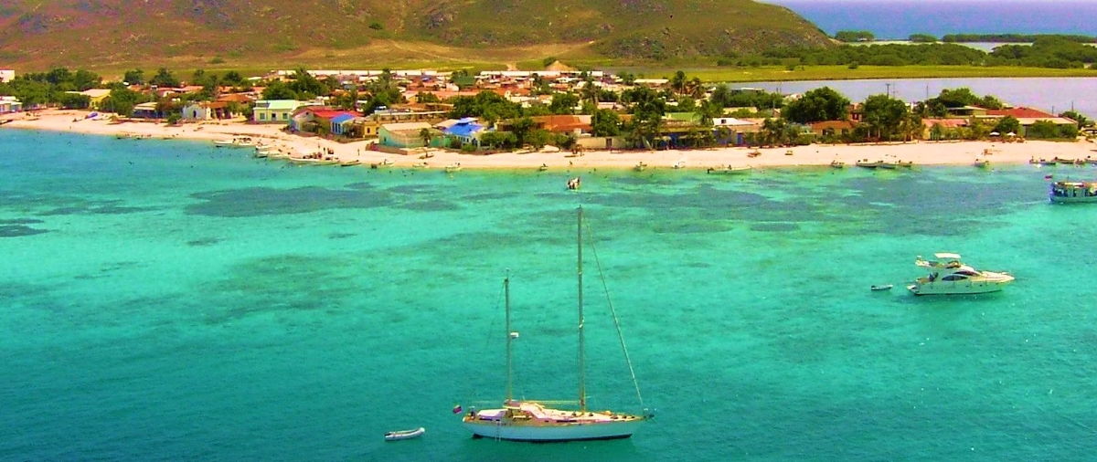 Hermoso pueblo del Archipiélago Los Roques - Full Day y Vacaciones